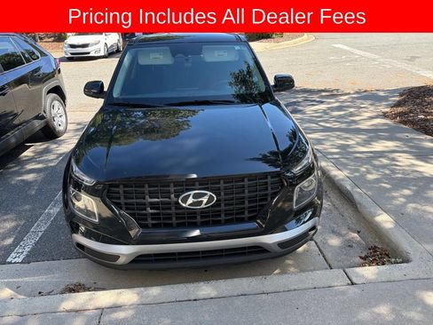Used 2024 Hyundai Venue SE FWD image 2
