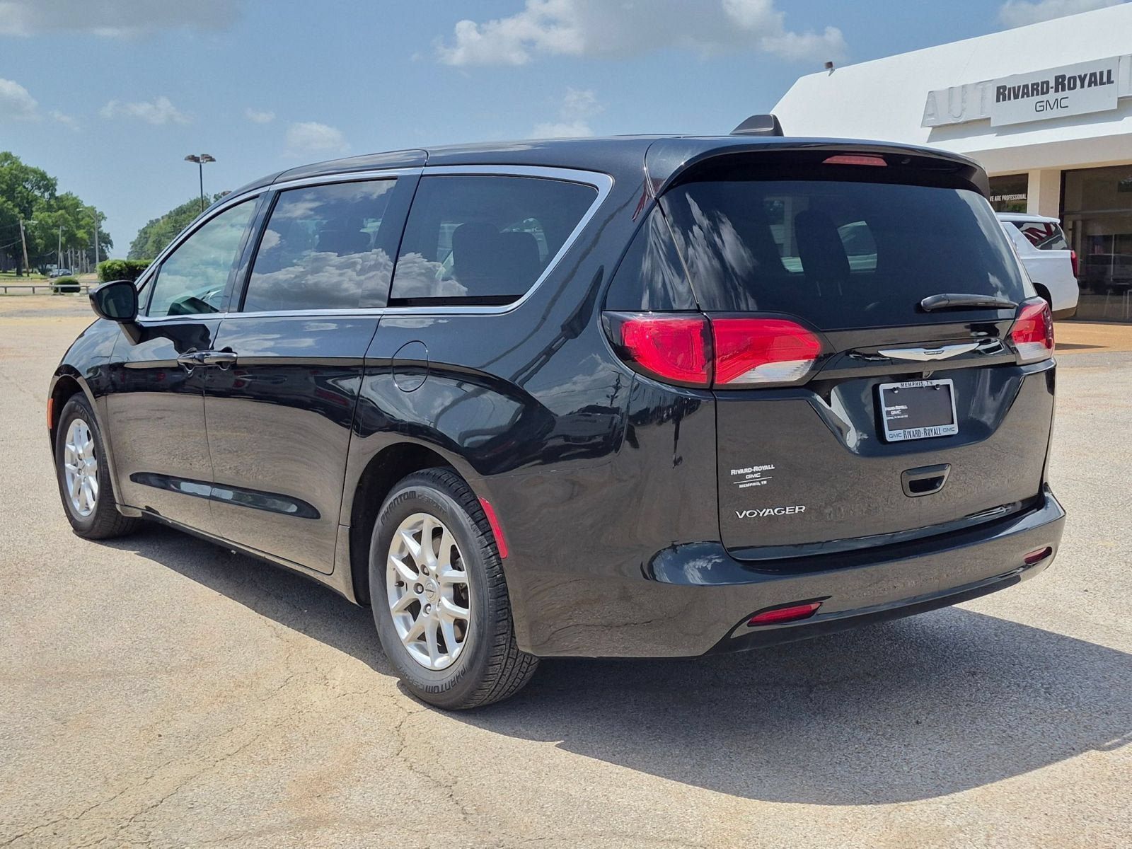 Used 2023 Chrysler Voyager LX FWD image 3