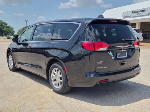 Used 2023 Chrysler Voyager LX FWD image 3