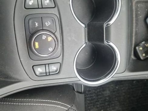 Used 2022 GMC Terrain SLE w/ Driver Convenience Package image 16