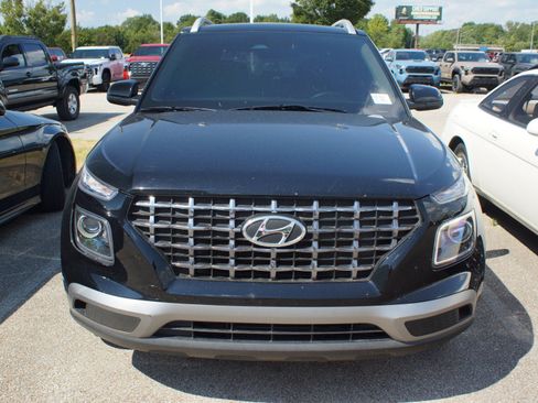 Used 2023 Hyundai Venue SEL FWD image 2