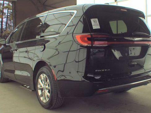 Used 2023 Chrysler Pacifica Touring-L AWD/4WD image 2