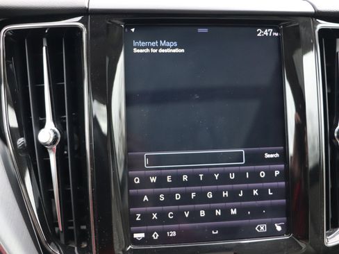 Used 2019 Volvo XC60 T6 Momentum w/ Premium Package image 17