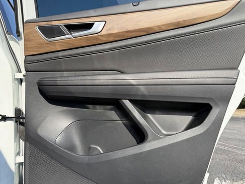 Used 2025 Volkswagen Atlas SE image 27