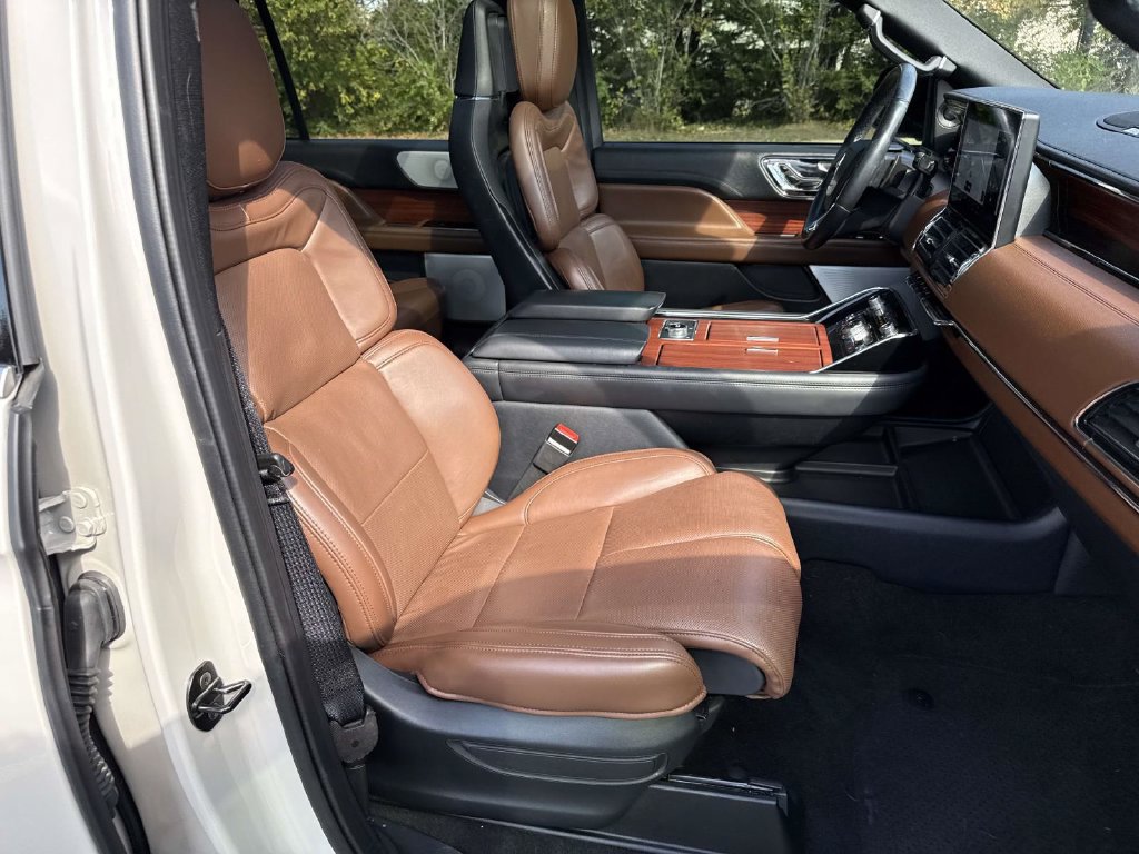 Used 2024 Lincoln Navigator Reserve AWD/4WD image 7