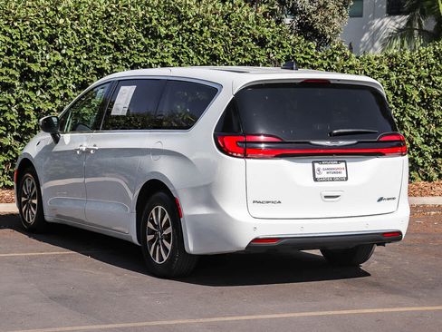 Used 2023 Chrysler Pacifica Touring-L FWD image 8