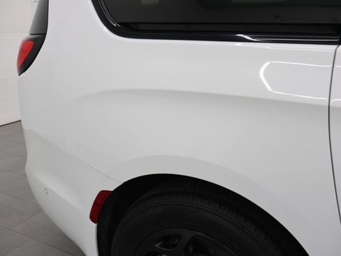 Used 2024 Chrysler Pacifica Limited FWD image 29