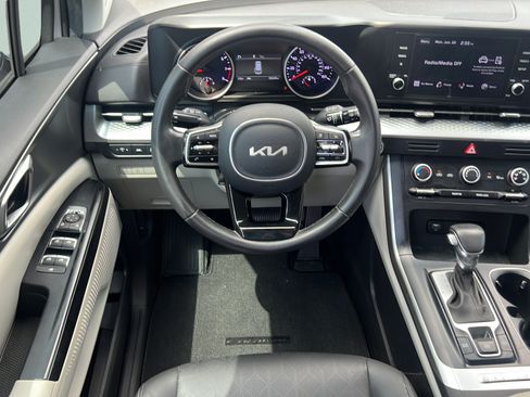Used 2023 Kia Carnival LX FWD image 12
