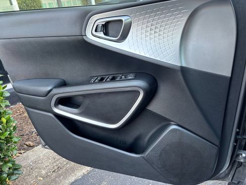 Used 2025 Kia Soul LX w/ LX Technology Package FWD image 18
