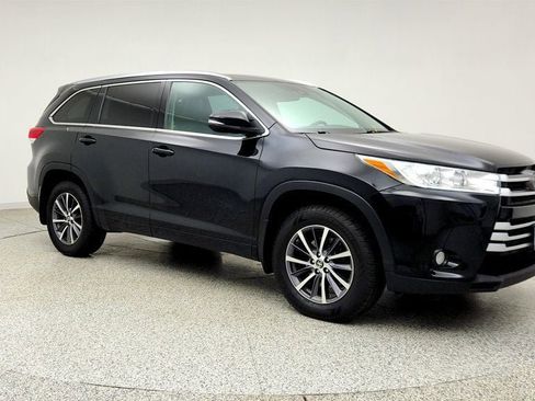 Used 2018 Toyota Highlander XLE AWD/4WD image 3
