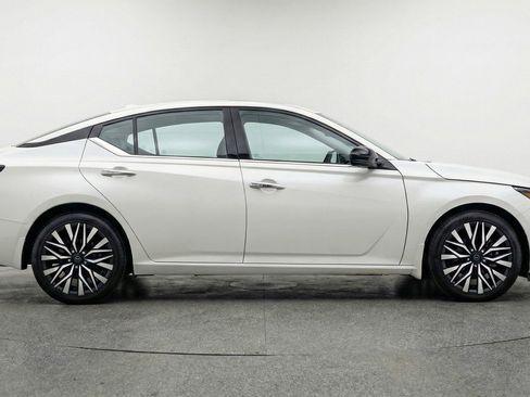 Used 2025 Nissan Altima 2.5 SV image 11