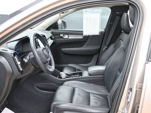 Used 2023 Volvo XC40 B4 Plus w/ Protection Package FWD image 9