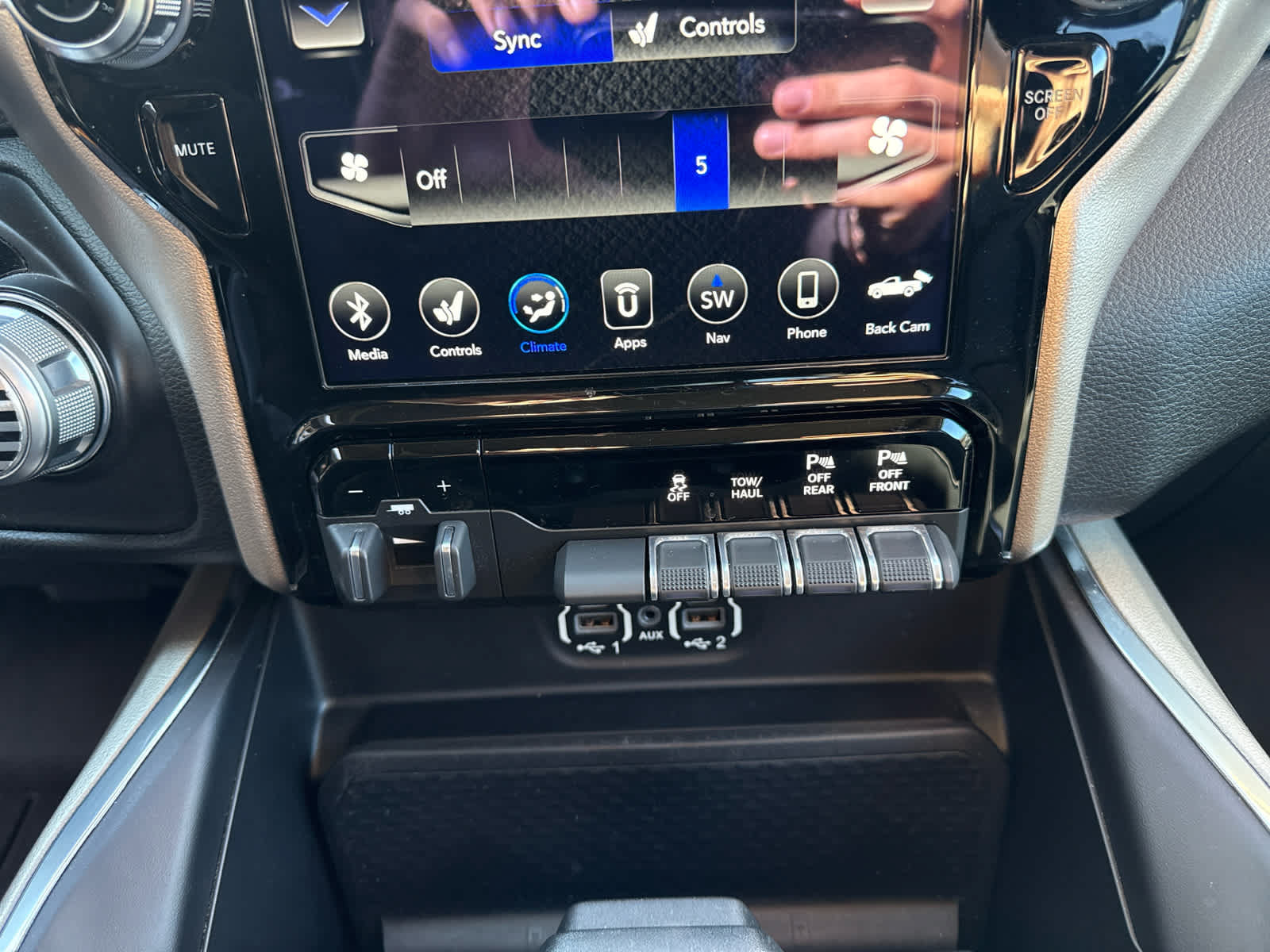 Used 2020 RAM 1500 Laramie AWD/4WD image 25