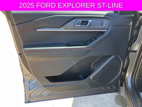 Used 2025 Ford Explorer ST-Line w/ ST-Line Street Pack image 25