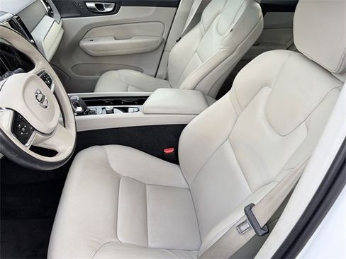 Used 2023 Volvo XC60 B5 Plus image 7