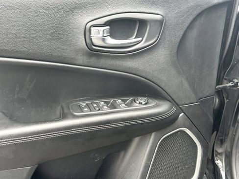 Used 2019 Jeep Compass Latitude FWD image 14