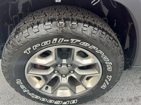 Used 2019 Jeep Cherokee Trailhawk w/ Cold Weather Group image 9