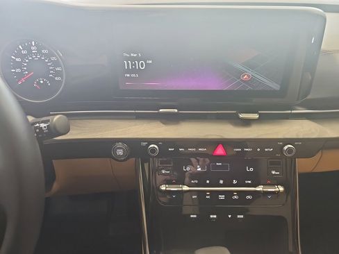 Used 2024 Kia Carnival EX image 22