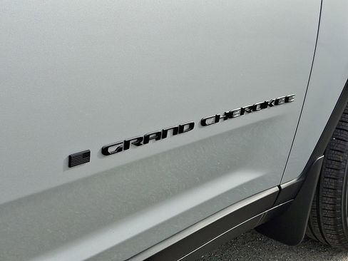 New 2025 Jeep Grand Cherokee L Limited w/ Black Appearance Package image 33