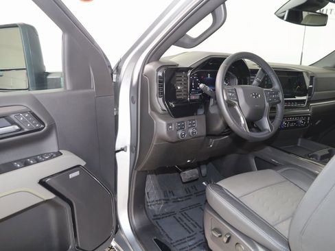 Used 2025 Chevrolet Silverado 2500 ZR2 image 46