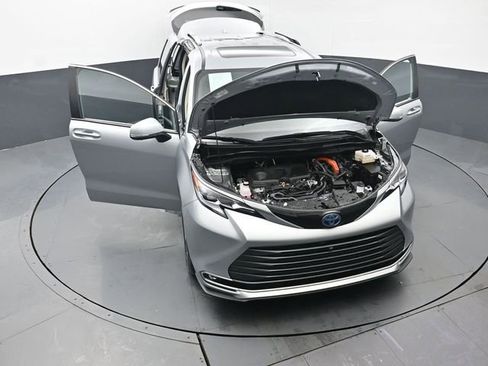 Certified 2023 Toyota Sienna Platinum image 55