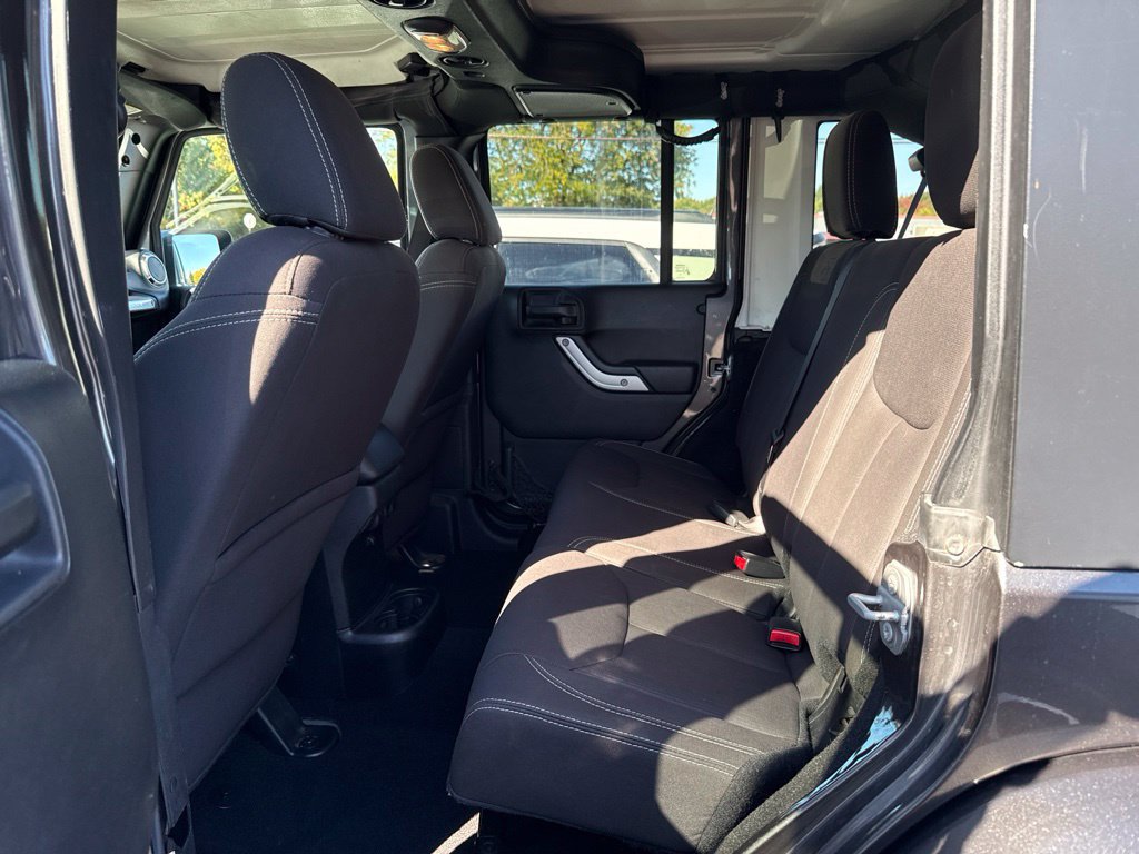 Used 2017 Jeep Wrangler Unlimited Sahara w/ Connectivity Group AWD/4WD image 13