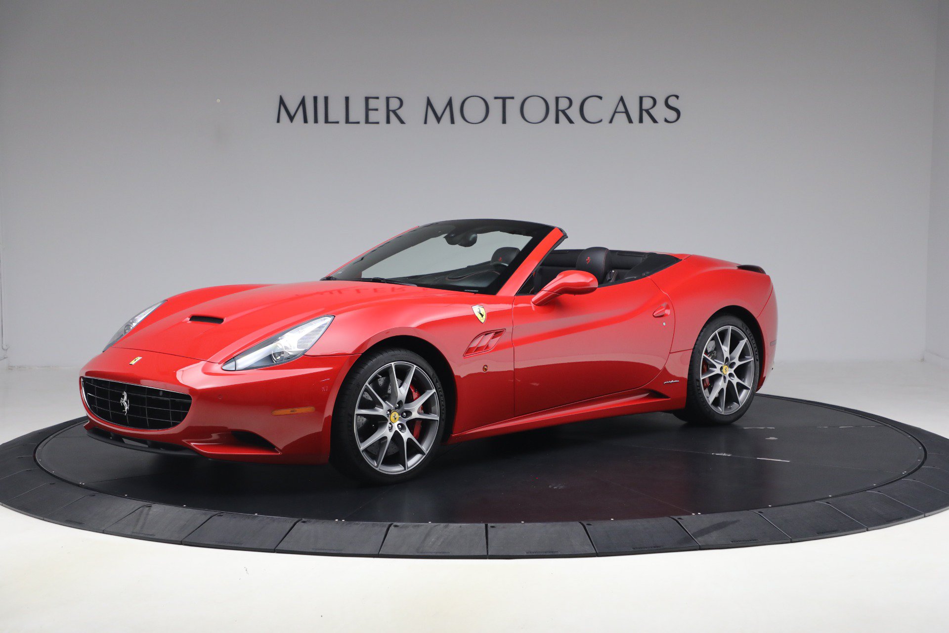 Used 2014 Ferrari California RWD image 3