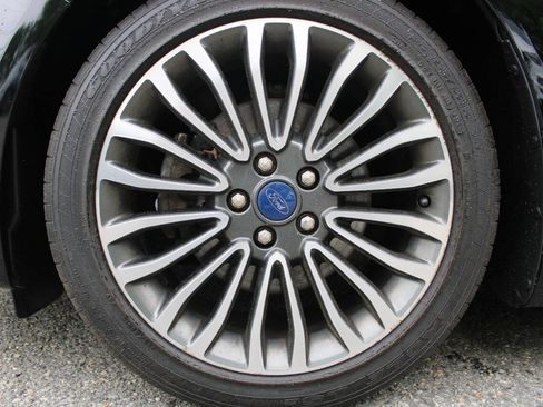 Used 2017 Ford Fusion SE w/ Fusion SE Technology Package FWD image 19