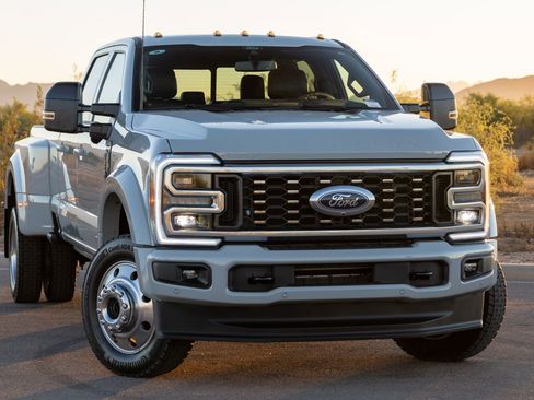 Used 2025 Ford F450 Platinum w/ FX4 Off-Road Package AWD/4WD image 11
