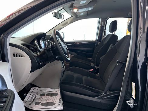 Used 2018 Dodge Grand Caravan SE w/ UConnect Hands-Free Group image 14