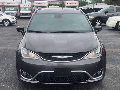 Used 2019 Chrysler Pacifica Touring-L FWD image 9