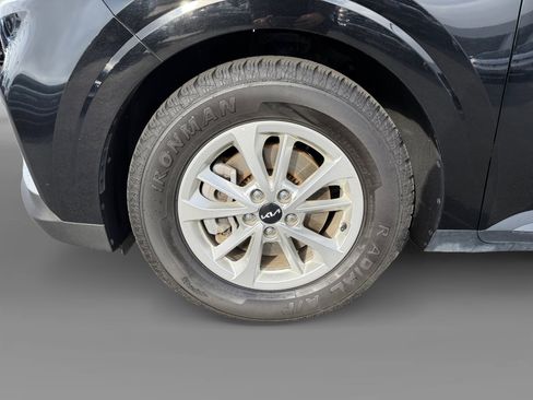 Used 2024 Kia Carnival LX image 9