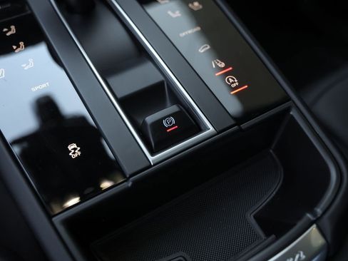 Certified 2025 Porsche Macan AWD/4WD image 28