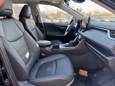 Used 2025 Toyota RAV4 XLE Premium image 15