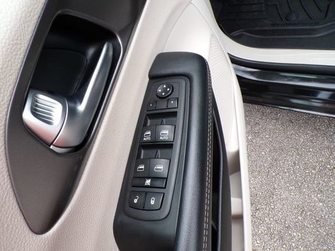 Used 2023 Chrysler Pacifica Touring-L FWD image 11