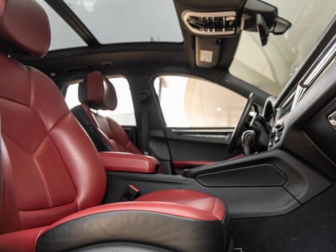 Certified 2023 Porsche Macan AWD/4WD image 43