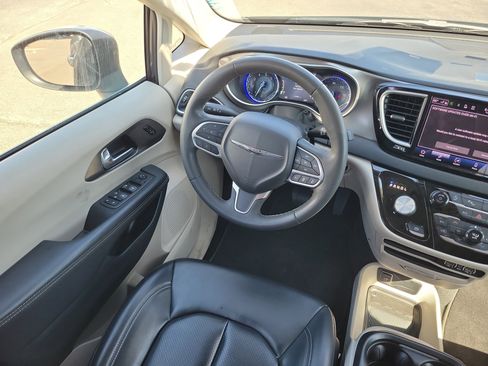 Used 2023 Chrysler Pacifica Touring-L image 16