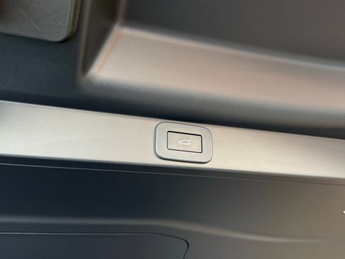 Used 2025 Land Rover Range Rover SE image 37