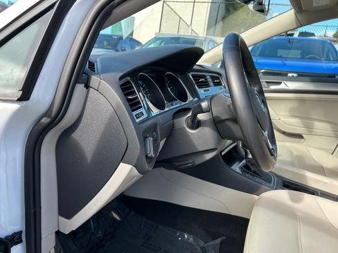 Used 2015 Volkswagen e-Golf SEL Premium image 18