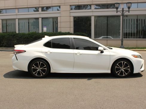 Used 2019 Toyota Camry SE FWD image 5