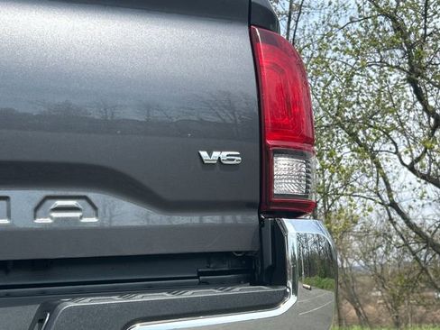 Used 2018 Toyota Tacoma SR5 image 28