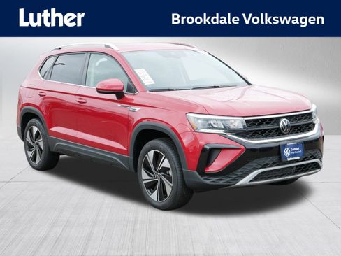 Certified 2024 Volkswagen Taos SE image 1
