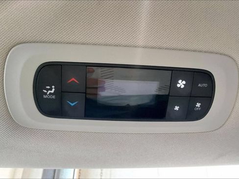 Used 2023 Chrysler Pacifica Touring-L FWD image 16