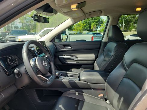 Used 2024 Nissan Pathfinder SL w/ Black Appearance Package FWD image 22