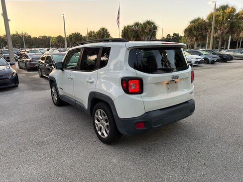 Used 2017 Jeep Renegade Latitude FWD image 3