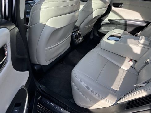 Used 2013 Toyota Avalon Limited image 31