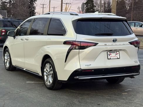 Used 2024 Toyota Sienna Limited image 17