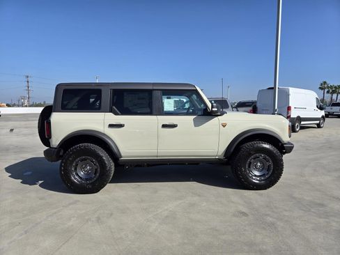 New 2025 Ford Bronco Badlands image 2