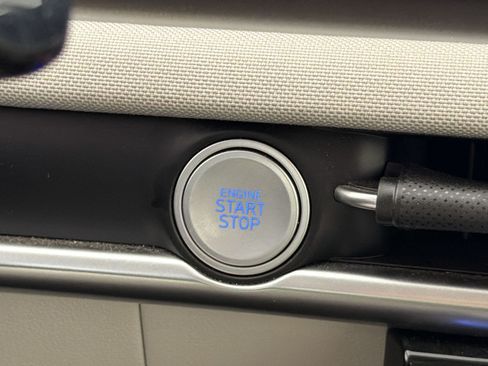 Certified 2025 Hyundai Tucson Limited FWD image 18