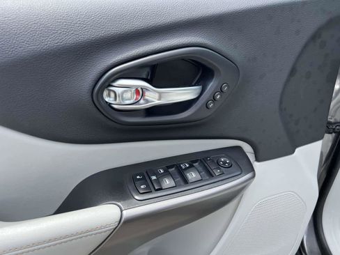 Used 2019 Jeep Cherokee Limited image 15